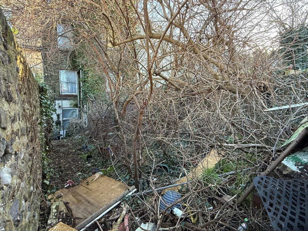 Lot: 94 - FLAT FOR COMPLETE REFURBISHMENT - Private garden to rear